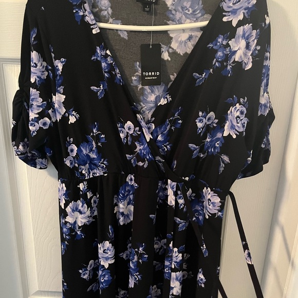 Torrid size 1 blue floral wrap dress - Picture 10 of 11
